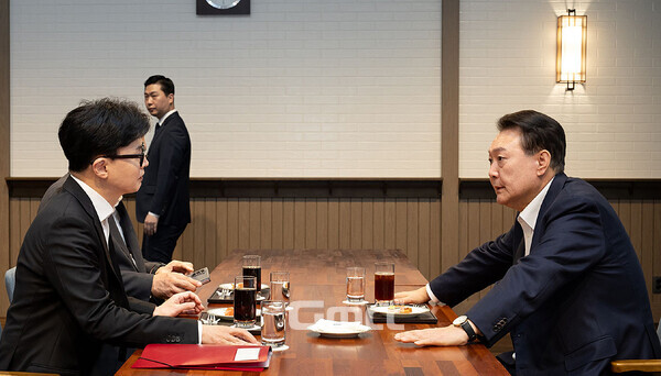 조승래 의원은 “실제로 대통령실에서 회동 관련 사진을 풀한 것을 보면 대통령은 화난 표정으로 탁자를 짚으면서 한 대표를 노려보고 있고(…) 한 대표 입장에서도 할 말이 없었을 것”이라고 진단했다. (대통령실 홈페이지)