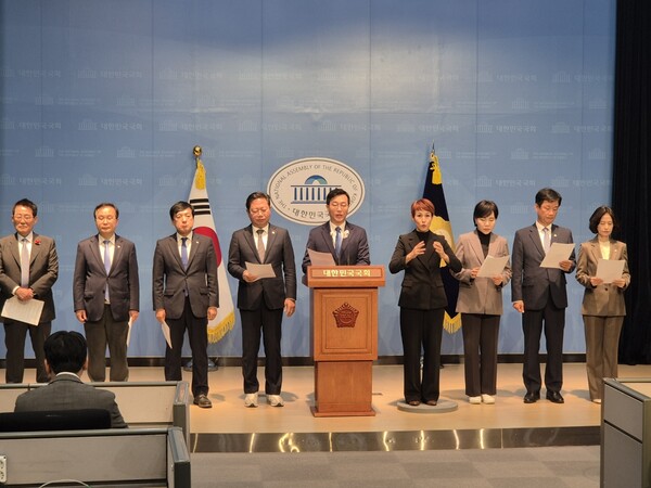 국회 법제사법위원회 소속 더불어민주당, 조국혁신당 위원들이 22일 국회에서 기자회견을 하고 있다.(사진=굿모닝충청 이동우 기자)