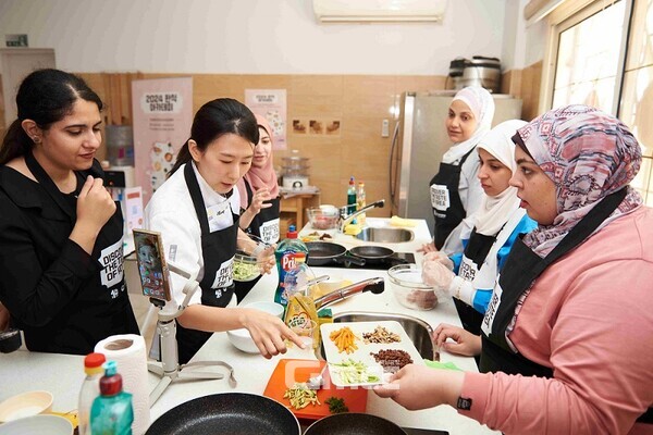 이집트 한국문화원에서 한식 조리법을 강의하고 있는 홍승희 대표. 사진=서원대/굿모닝충청 김종혁 기자