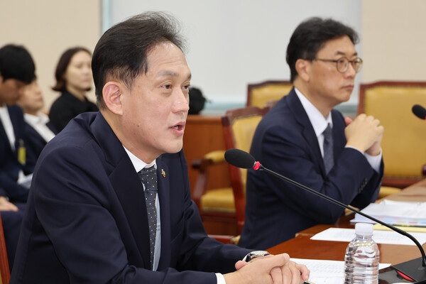 지난 15일 국회 과방위 국정감사에 출석해 발언하고 있는 김태규 방송통신위원장 직무대행의 모습.(사진 출처=연합뉴스)