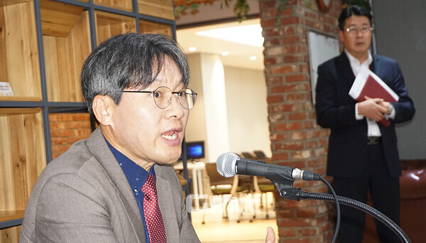 구상 충남도 환경산림국장은 23일 ‘뜨거운 감자’인 청양 지천댐 건설과 관련 “일부 언론에서 주민 반발이 심해 후보지에서 제외됐다는 보도가 있는데 이는 사실이 아니다”라고 말했다. (굿모닝충청=김갑수 기자)