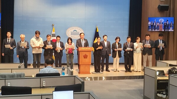 지난 4일 오후 1시 30분 국회 소통관에서 기자회견을 열고 박상용 검사 탄핵을 주장한 더불어민주당 검찰독재대책위원회 소속 의원들의 모습.(사진=굿모닝충청 조하준 기자)