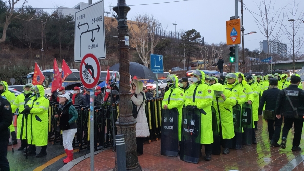 올해 1월 촛불집회 당시 한강진역 3번 출구 앞에서 불법으로 '알박기'를 하고 있는 신자유연대 회원들의 모습. 하지만 경찰은 이들을 쫓아내려는 시도를 전혀 하지 않았고 오히려 촛불집회 측에 해산을 요구하는 몰상식한 태도를 보였다.(사진=굿모닝충청 조하준 기자)