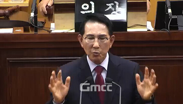 이완섭 서산시장이 예천지구 공영주차장 조성사업(초록광장)에 대한 서산시의회(의장 조동식) 더불어민주당 소속 의원들의 문제 제기를 정치공세로 규정하며 역공을 펴고 나섰다. (서산시의회 생중계 홈페이지/ 굿모닝충청=김갑수 기자)