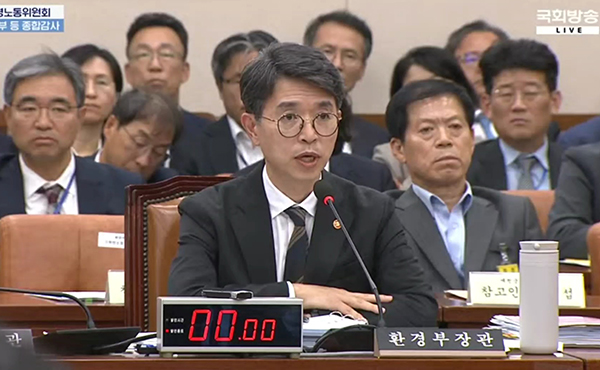 김 장관은 특히 이날 참고인 중 지천생태모임 대표 자격으로 출석한 김명숙 지천댐 반대 대책위원장의 의견을 청취한 뒤 “댐을 지역 공동체를 파괴한다거나 이런 식으로 정책을 추진하고 싶지는 않다”며 “다만 저희가 소통의 기회를 갖지 못했다는 지적에 대해선 반성한다. 기회를 갖도록 실무진들에게 얘기하겠다”고 말했다. (사진=중계화면 갈뭄리/굿모닝충청=이종현 기자)