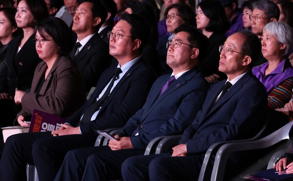 26일 서울시청 광장에서 열린 '10.29 이태원 참사 2주기 시민추모대회'에 참석한 여야 지도부. (사진=연합뉴스)