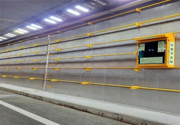 충북 청주시 흥덕구 오송읍 궁평2지하차도 내에 설치된 비상사다리와 인명구조함. 사진=충북도/굿모닝충청 김종혁 기자