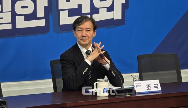 조국 조국혁신당 대표가 28일 오전 국회 당 회의실에서 개최한 '대표 취임 100일 기자회견'에서 기자들의 질문을 받고 있다. (사진=굿모닝충청 설인호 기자)