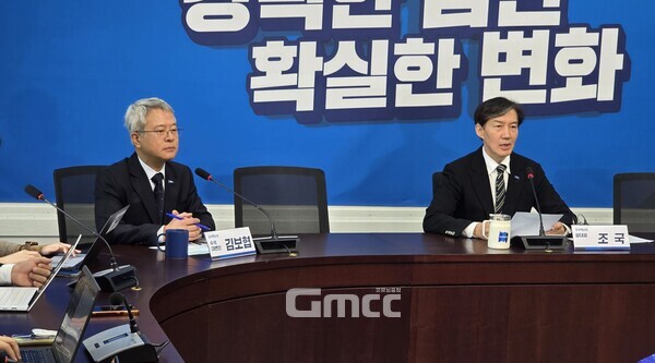 조국 조국혁신당 대표가 28일 오전 국회 당 회의실에서 개최한 '대표 취임 100일 기자회견'에서 발언하고 있다. 왼쪽은 사회를 맡은 김보협 수석대변인. (사진=굿모닝충청 설인호 기자)