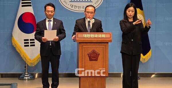 더불어민주당 국가안보상황점검위원회 위성락 간사와 박선원 의원이 28일 오후 국회 소통관에서 '북한군 러시아 파병' 관련 기자회견을 하고 있다.(사진=굿모닝충청 설인호 기자)