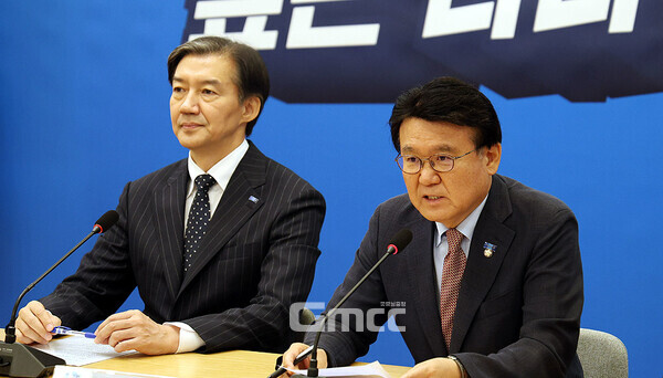 조국혁신당 황운하 원내대표(비례)는 29일 “‘정치인이 국민보다 반 발자국만 앞서가는 게 바람직하다’ 이게 김대중 전 대통령 말씀”이라며 “민심을 생각할 때 지금 본격적으로 탄핵을 추진할 때가 됐다고 판단하고 있다”고 말했다. (조국혁신당 홈페이지 자료사진: 왼쪽부터 조국 대표와 황운하 원내대표/ 굿모닝충청=김갑수 기자)