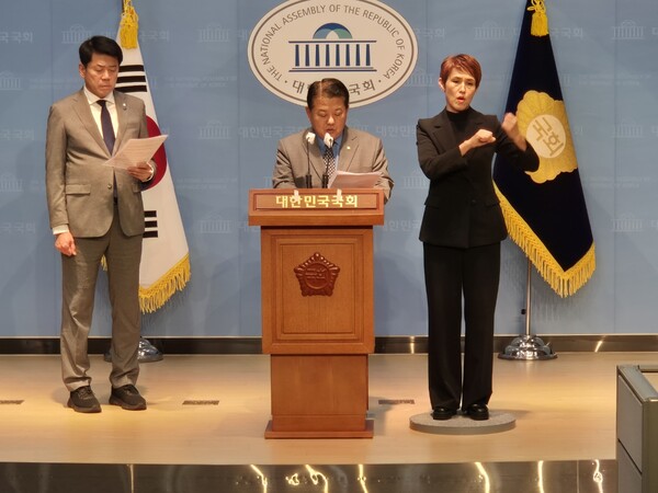 더불어민주당 김병주(가운데), 조국혁신당 김준형(왼쪽) 국회의원이 30일 국회서 기자회견을 하고 있다.(사진=굿모닝충청 이동우 기자)