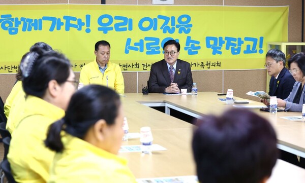 우원식 국회의장은 30일 오전 경기도 안산시 화랑유원지 인근 '4.16생명안전공원'(가칭) 건립예정부지를 찾아 유가족과 면담을 가졌다. (사진=국회)