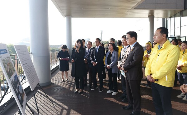 우원식 국회의장이 30일 오전 경기도 안산시 화랑유원지 인근 '4.16생명안전공원'(가칭) 건립예정부지를 찾아 관계자로부터 조성 계획을 듣고 있다. (사진=국회)