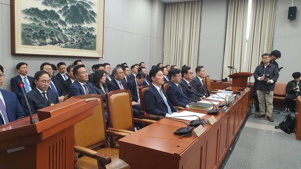 1일 국회 운영위원회에 증인으로 참석한 정진석 대통령실 비서실장과 신원식 대통령실 안보실장.(사진=굿모닝충청 조하준 기자)