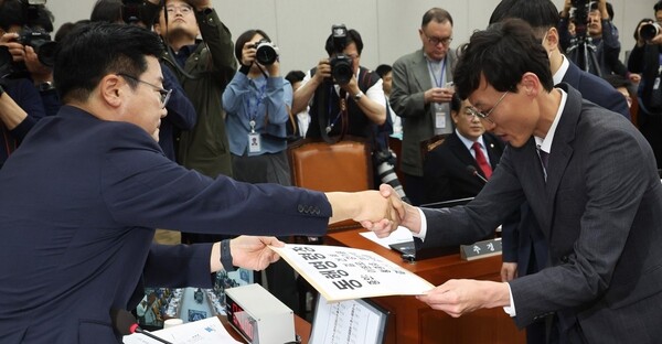 1일 서울 여의도 국회에서 열린 운영위원회의 대통령비서실과 국가안보실, 대통령 경호처 대상 국정감사에서 증인으로 채택됐으나 불출석한 김건희 여사의 동행명령장이 발부되고 있다.(사진 출처=연합뉴스)