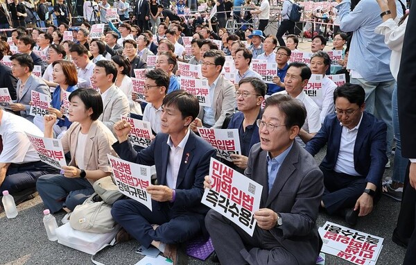 지난 7월 14일 서울역 인근에서 열린 '채해병 특검' 거부 규탄 범국민대회에 참석한 이재명 더불어민주당 대표와 야당 지도부(사진=연합뉴스)