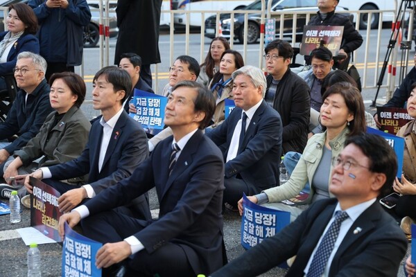 10월 26일 서울 서초구에서 열린 '검찰해체, 윤석열 대통령 탄핵 선언 대회'에 참석한 조국 조국혁신당 대표와 지도부(사진=조국혁신당)