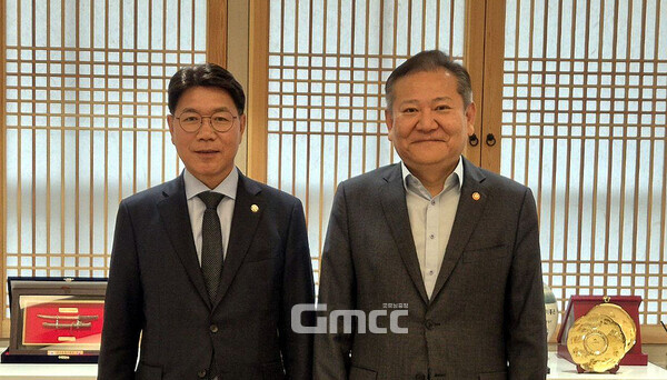 더불어민주당 이재관 국회의원(충남천안을)이 자신의 대표 공약 중 하나인 ‘비수도권 50만 이상 도시 특례시 지정’을 위한 행보를 이어가고 있다. (페이스북: 왼쪽부터 이재관 의원과 이상민 장관/ 굿모닝충청=김갑수 기자)