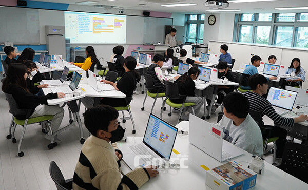 충남교육청과 천안교육지원청(교육장 이병도)이 2021년 9월 천안 봉서중학교 유휴시설에 조성한 ‘천안AI꿈키움터(이하 꿈키움터)’가 교육공동체는 물론 주민들에게 인기를 끌고 있다. (사진=굿모닝충청 이종현 기자)