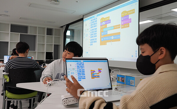 지난달 29일 오전에는 천안 신부초와 월봉초, 서당초 학생들이 꿈키움터를 찾아 AI교육을 접했다. (사진=굿모닝충청 이종현 기자)