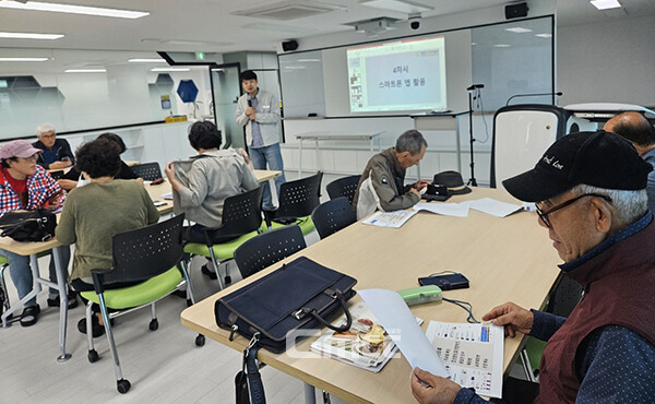주민자치회와 연계한 평생교육 프로그램도 운영한다. AI 가족 체험캠프와 평생교육에 올해에만 222명이 참여했으며, 이들에게 스마트폰과 키오스크 활용법 등을 교육했다. (사진=천안교육지원청 제공/굿모닝충청=이종현 기자)