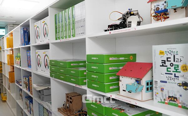 인공지능교육용 보드게임인 AI CITY를 비롯해 인공지능 메이커 키트, 로봇팔키트 등 교구를 보유하고, 신청 시 한달 간 대여해 일선 학교들의 AI교육을 돕고 있다. (사진=굿모닝충청 이종현 기자)