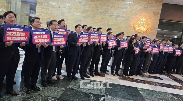더불어민주당 의원들이 4일 오전 국회 본회의장 앞에서 '김건희 특검' 수용을 촉구하는 퍼포먼스를 하고 있다. (사진=굿모닝충청 설인호 기자)