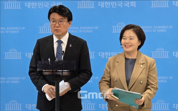 조국혁신당 황운하 원내대표와 정춘생 의원이 4일 오전 국회 소통관에서 윤석열 대통령 시정연설 비판 기자회견을 가진 후 기자들의 질문에 답하고 있다. (사진=굿모닝충청 설인호 기자)