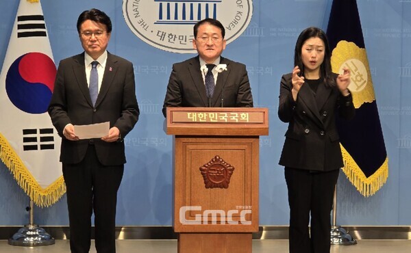 조국혁신당 황운하 원내대표와 차규근 의원이 4일 오후 국회 소통관에서 기자회견을 갖고 더불어민주당 이재명 대표의 '금투세 폐지' 동의 철회를 촉구했다. (사진=굿모닝충청 설인호 기자)