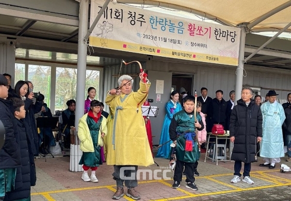 지난해 ‘제1회 청주 한량 놀음 활쏘기 한마당'. 사진=온깍지협회/굿모닝충청 김종혁 기자