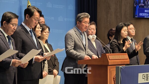 5일 국회 소통관에서 열린 더불어민주당 기초단체장협의회 긴급 기자회견에서 정용래 대전 유성구청장이 발언하고 있다. (사진=굿모닝충청 설인호 기자)