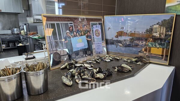 5일부터 7일까지 국회 소통관 식당에서 '녹도 海 가득 마을 밥상'이 메뉴에 오른다. 배식대 앞에 놓인 녹도 특산물 자연산 홍합(사진=굿모닝충청 설인호 기자)