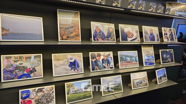 5일부터 7일까지 국회 소통관 식당에서 '녹도 海 가득 마을 밥상'이 메뉴에 오른다. 식당 입구에 마련된 김남용 작가의 '녹도 사진전' (사진=굿모닝충청 설인호 기자)