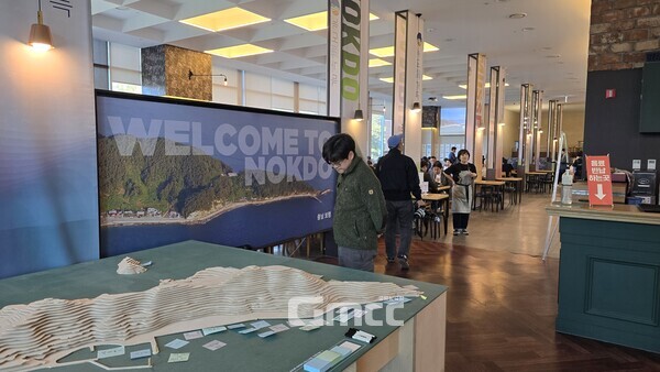 5일부터 7일까지 국회 소통관 식당에서 '녹도 海 가득 마을 밥상'이 메뉴에 오른다. 식당 중앙에 설치된 녹도 조형물 (사진=굿모닝충청 설인호 기자)