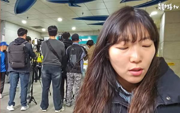 5일 벌어진 경찰 압수수색 상황에 대해 이야기하고 있는 국민주권당 구산하 대변인의 모습.(출처 : 촛불행동TV 영상 갈무리/굿모닝충청 조하준 기자)