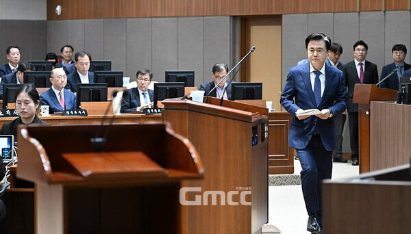 김태흠 충남지사가 윤석열 대통령과 독대한 사실을 깜짝 공개했다. 그 시점은 9월 중순으로 알려지고 있는데 이런 저런 해석이 가능해 보인다. (페이스북: 김태흠 지사가 시정연설을 위해 발언대로 나서고 있다/ 굿모닝충청=김갑수 기자)