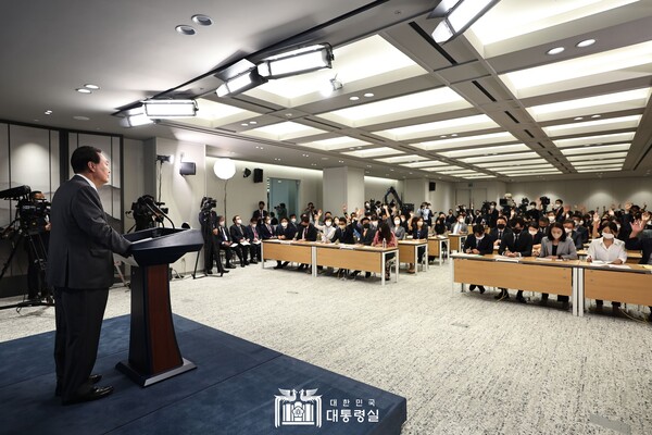 윤석열 대통령이 지난 2022년 8월 취임 100일 기자회견에서 기자들의 질문에 답하고 있다. (사진=대통령실)