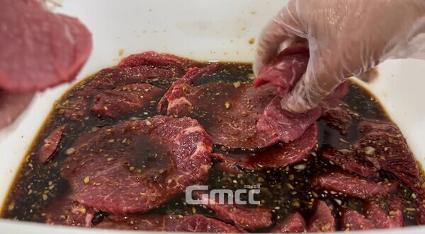 김무연 대표의 수제 토핑 육포 제작 모습. 사진=김무연/굿모닝충청 김종혁 기자