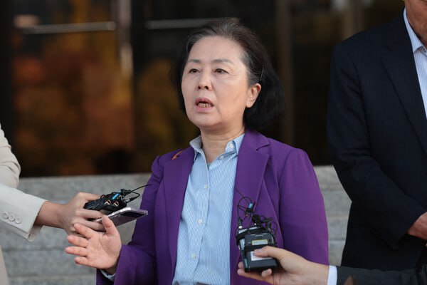 국민의힘 김영선 전 의원이 4일 오전 전날에 이어 이틀 연속 경남 창원시 성산구 소재 창원지방검찰청에 출석해 입장을 밝히고 있다.(사진 출처=연합뉴스)