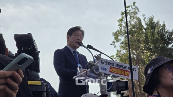 더불어민주당 이재명 대표가 11월 2일 서울역 인근에서 개최한 '김건희 국정농단 규탄 범국민대회'에서 대표 연설을 하고 있다. (사진=굿모닝충청 설인호 기자) 