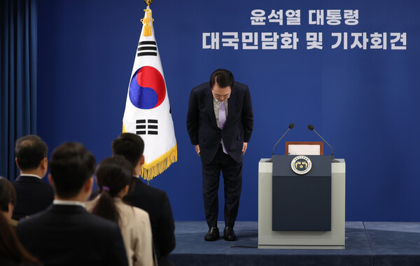 윤석열 대통령이 9일 오전 대통령실 브리핑룸에서 가진 대국민담화 도중 고개를 숙이고 있다. (사진=연합뉴스)