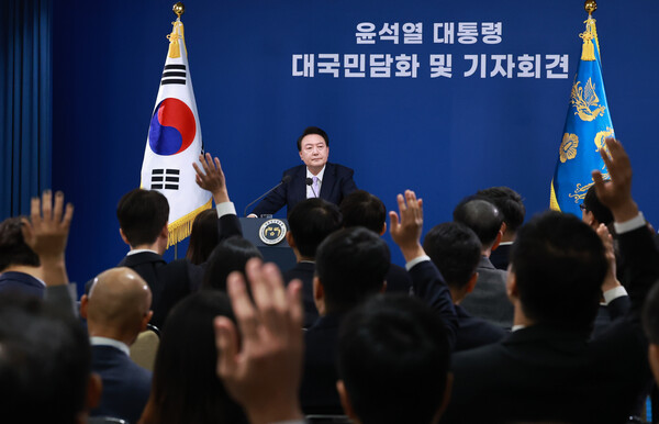 윤석열 대통령이 9일 오전 대통령실 브리핑룸에서 가진 대국민담화를 가진 후 기자들의 질문에 답하고 있다. (사진=연합뉴스)