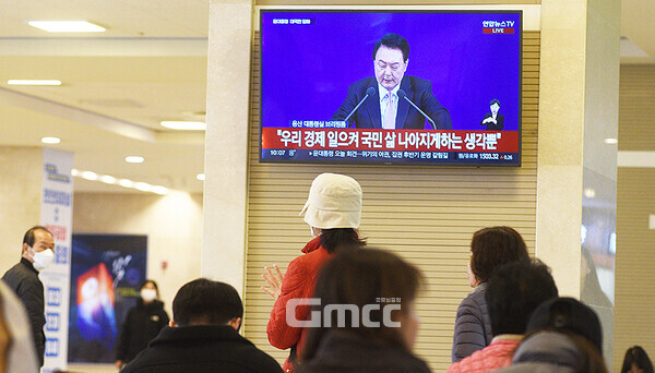 각종 의혹과 논란 속에 진행된 윤석열 대통령의 대국민 담화와 기자회견이었지만 국민적인 신뢰를 회복하기엔 역부족인 분위기다. (충남 천안시 신부동 종합터미널에 있는 TV 앞에 모인 시민들이 윤석열 대통령 대국민 담화를 지켜보고 있다/ 굿모닝충청=채원상 기자)