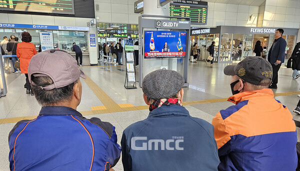 대전시민 B씨는 “김건희 여사를 책망하는 듯 하지만 결국엔 국민들이 이해해 달라는 것인데, 이건 정말 아니다”라고 말했다. (대전역에 마련된 TV를 통해 윤석열 대통령 대국민 담화를 지켜보고 있는 시민들/ 굿모닝충청=최영규 기자)