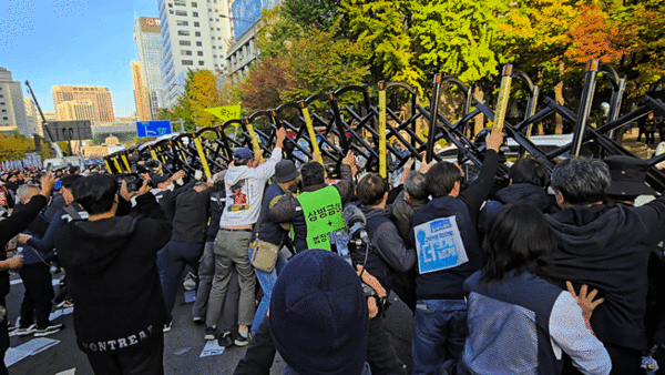 9일 오후 서울 숭례문 앞에서 민주노총이 주최한 '전태일 열사 54주기 정신 계승 전국노동자대회·윤석열 정권 퇴진 1차 총궐기'가 열렸다. 바리케이드 철거를 시도하는 노동자들과 이를 저지하는 경찰들. (사진=굿모닝충청 설인호 기자)