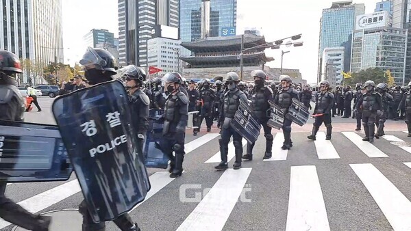 9일 오후 서울 숭례문 앞에서 민주노총이 주최한 '전태일 열사 54주기 정신 계승 전국노동자대회·윤석열 정권 퇴진 1차 총궐기'가 열렸다. 경찰이 방석모와 방패 등 진압장비를 착용한 채 집결하고 있다. (사진=굿모닝충청 설인호 기자)