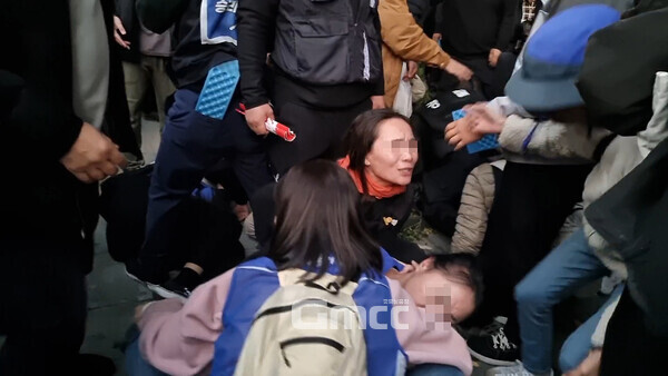 9일 오후 서울 숭례문 앞에서 열린 민주노총 주최 '전태일 열사 54주기 정신 계승 전국노동자대회·윤석열 정권 퇴진 1차 총궐기'에서 경찰과 물리적 충돌이 발생해 다수의 부상자가 발생했다. 몸싸움 과정에서 쓰러져 고통을 호소하고 있는 노동자와 지원을 호소하고 있는 동료 노동자. (사진=굿모닝충청 설인호 기자) 