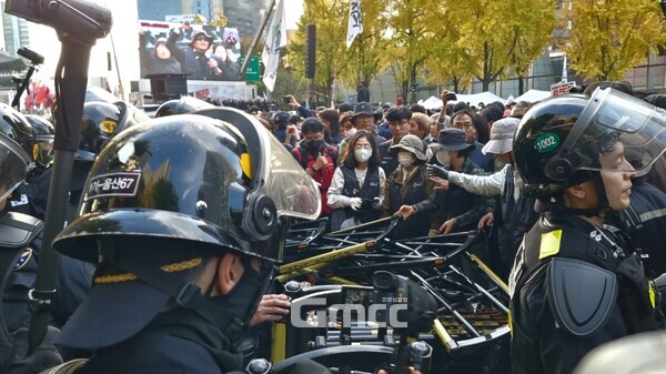 9일 오후 서울 숭례문 앞에서 민주노총이 주최한 '전태일 열사 54주기 정신 계승 전국노동자대회·윤석열 정권 퇴진 1차 총궐기'가 열렸다. 경찰과 노동자들이 부서진 바리케이드를 사이에 두고 설전을 벌이고 있다. (사진=굿모닝충청 설인호 기자)