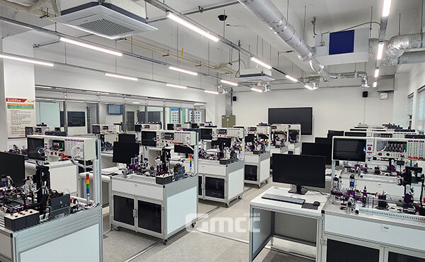 이 학교는 지난해 말 100억 원의 예산을 투입해 지상 3층 규모에 15개의 최첨단 실습실을 갖춘 ‘가온누리관’을 구축했다. (공주마이스터고 기계소프트웨어개발실. 사진=충남교육청 제공/굿모닝충청=이종현 기자)